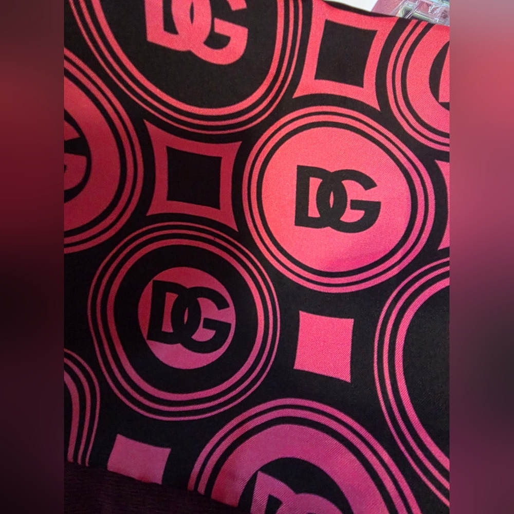 Dolce & Gabbana 100% Silk Large Logo Scarf! - Picture 6 of 13